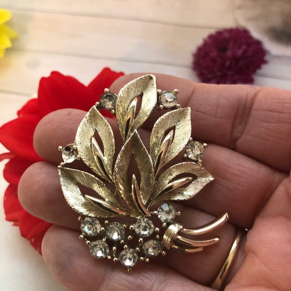 Vintage Leaf Rhinestone Accent Gold Tone Brooch Pin - Picture 3 of 6